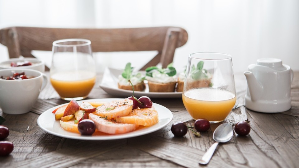 table avec fruits et jus