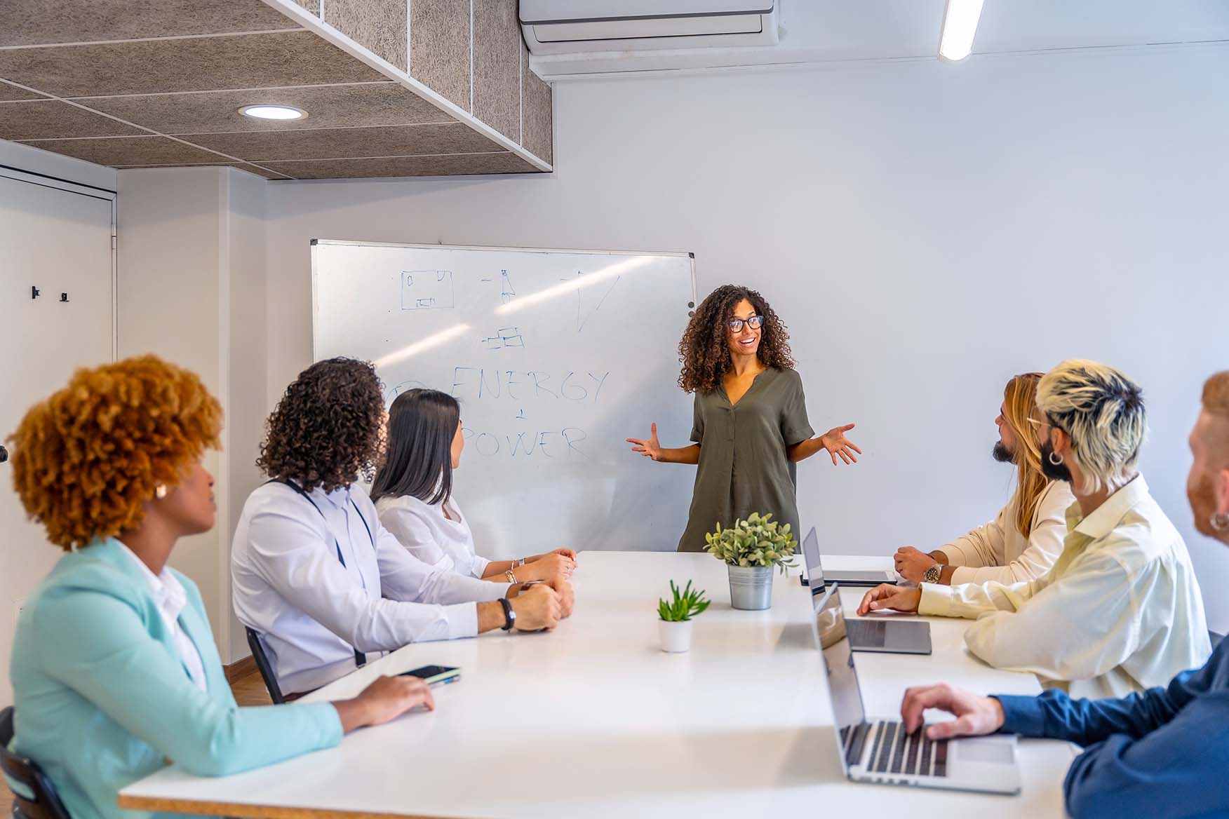 Woman giving a conference - Femme donnant une conférence