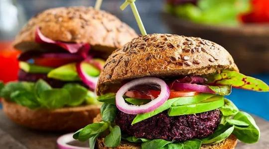 Burger au steak de quinoa à la betterave