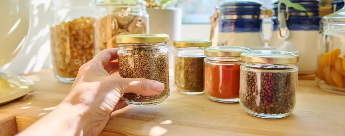 Plusieurs pots d'épices - Many pots of various spices