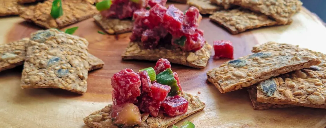 Crackers with beet and ricotta preparation