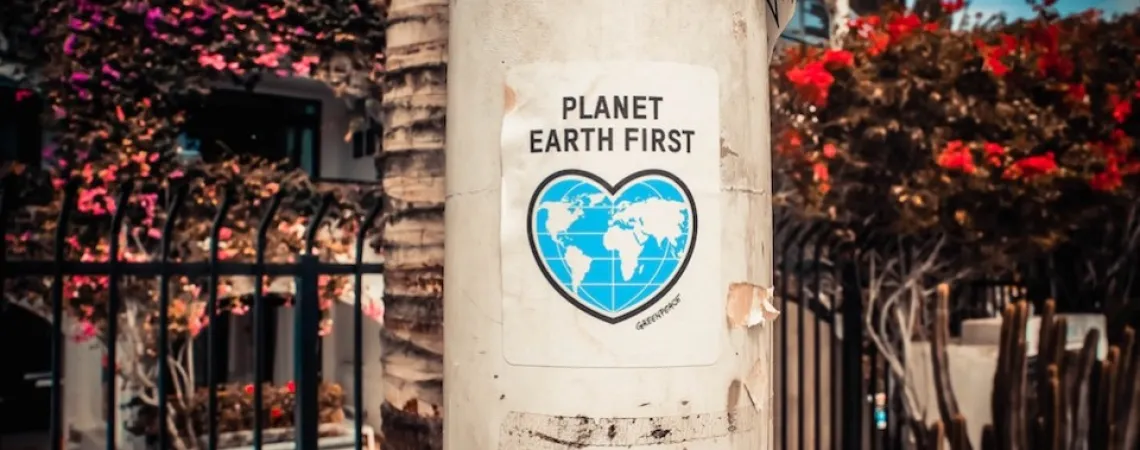 Affiche planet earth first sur un arbre