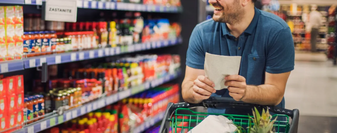 homme qui fait l'épicerie