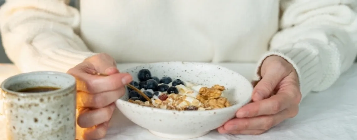 Femme avec yogourt granola live café - Woman with yogurt granola book coffee
