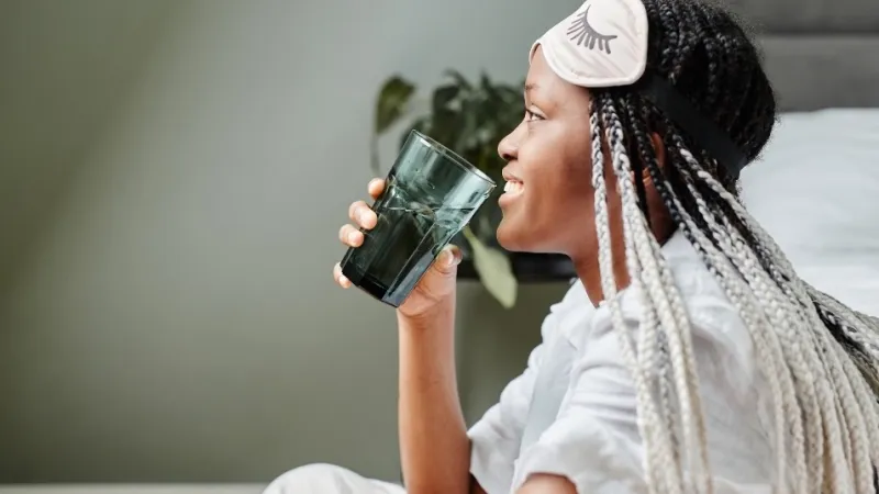 Femme qui boit de l'eau en pyjama - Woman drinking water in her pyjamas