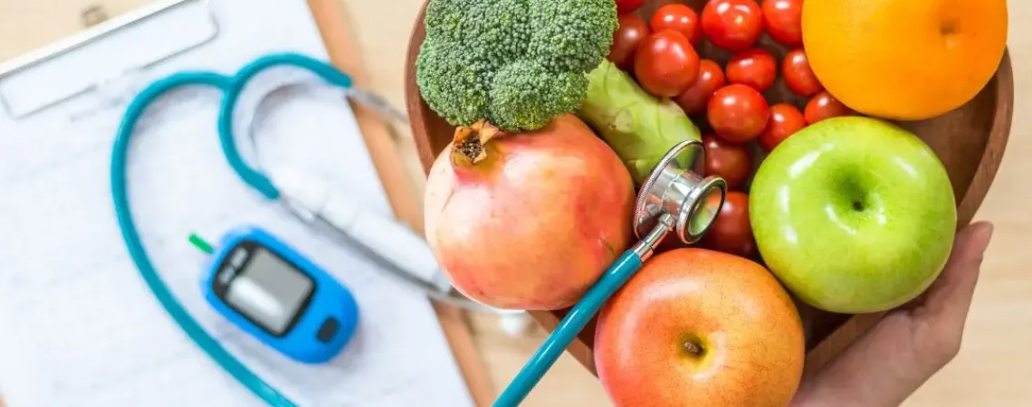Triglycérides : des gestes concrets pour un taux plus sain. a person holding a stethoscope next to a bowl of fruits and vegetables