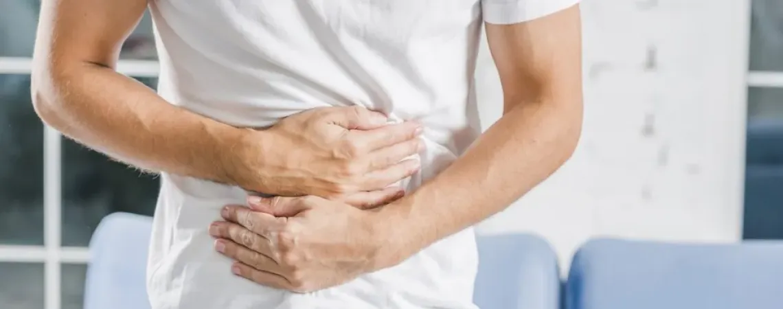 homme qui se tient le ventre à cause de diverticulites