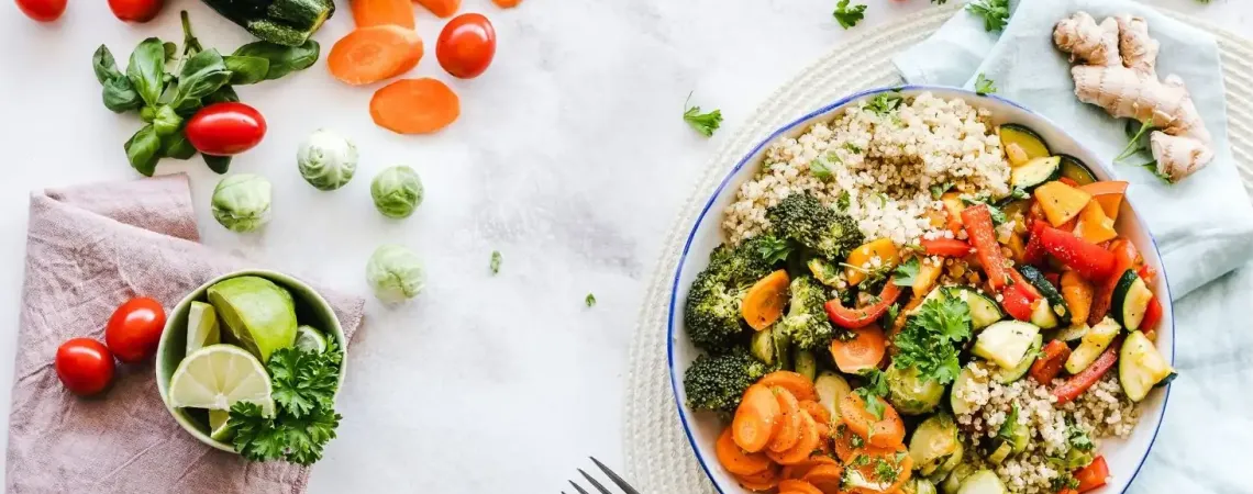 Bol de quinoa coloré avec divers légumes frais - Colorful quinoa bowl with assorted fresh vegetables