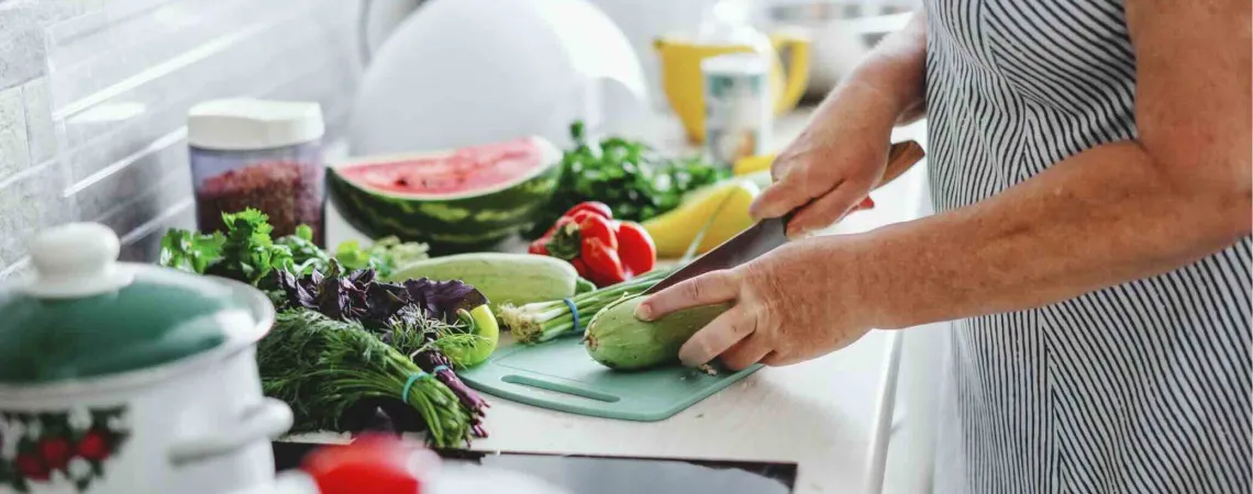 Femme coupant légumes - Woman cutting vegetables