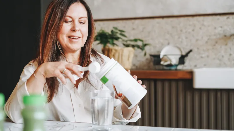 Femme souriant utilisant poudre de collagène - Smiling woman using collagen powder
