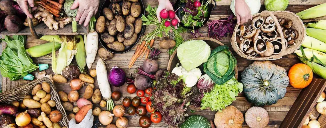 Fruits et légumes sur une table - Fruits and vegetables on table