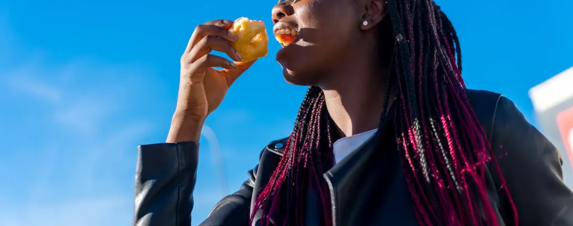 Woman eating a snack - Femme mangeant une collation