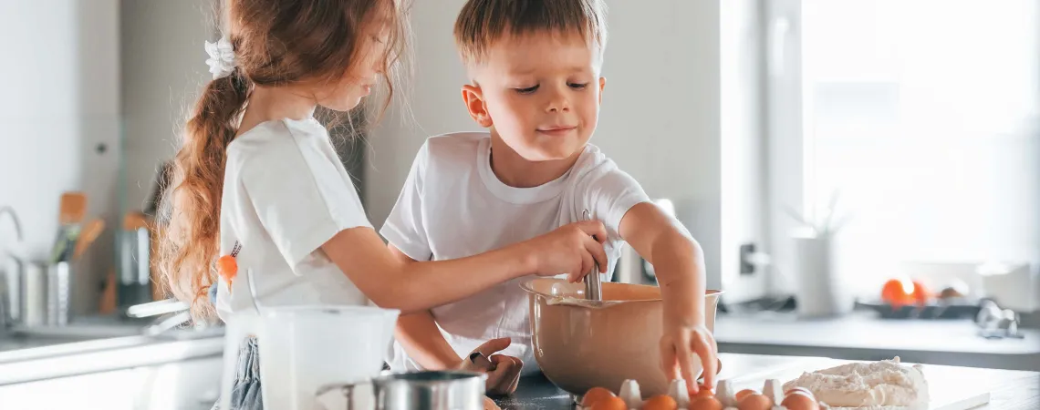 Enfants cuisinant biscuits - Children baking cookies
