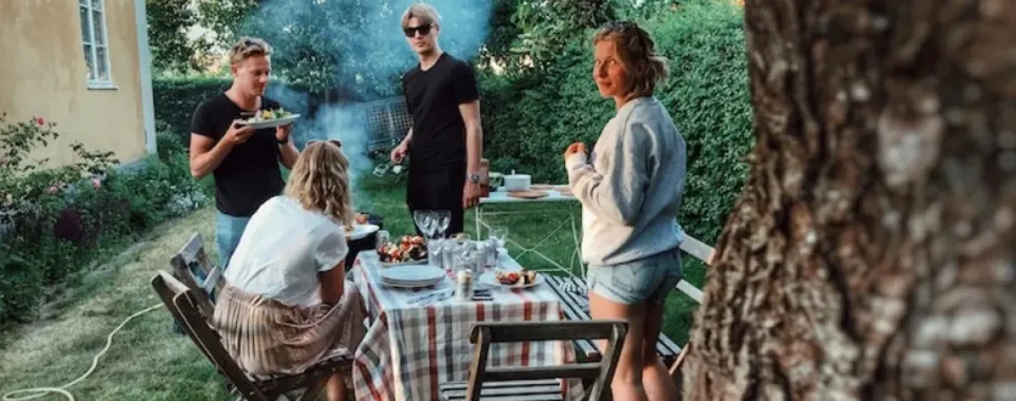 Gens à un barbecue