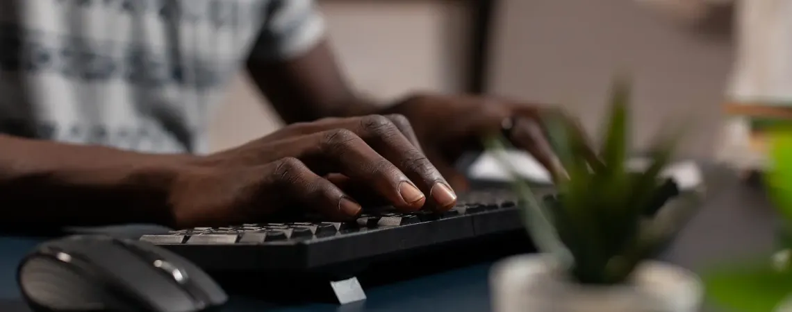 Personne tappant à l'ordinateur - Man typing on computer