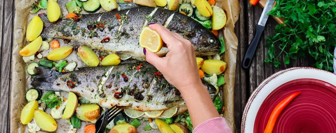 Mains qui cuisinent le poisson