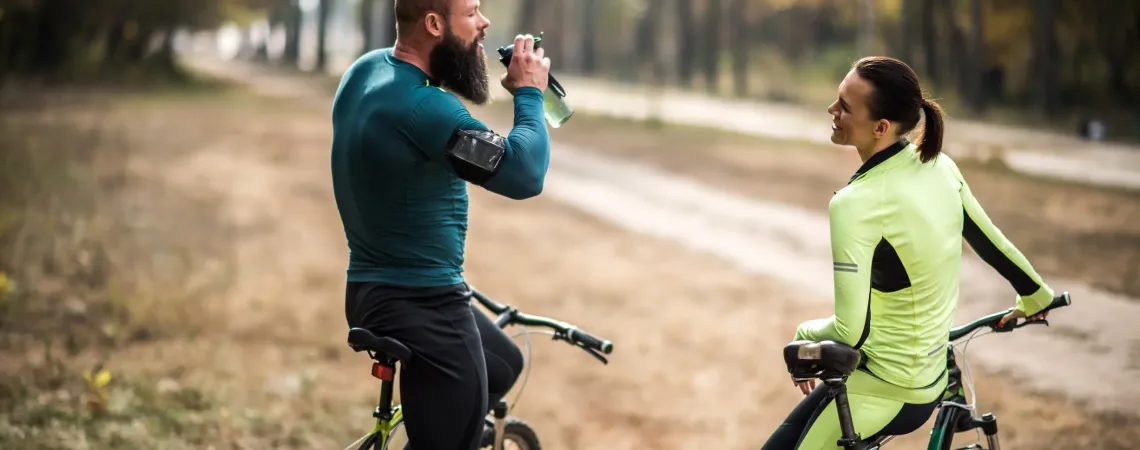 Couple de cyclistes qui mangent - Couple of cyclist eating a snack