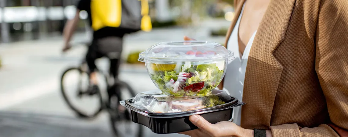 Businesswoman holding a takeout salad - Femme d'affaires tenant une salade à emporter