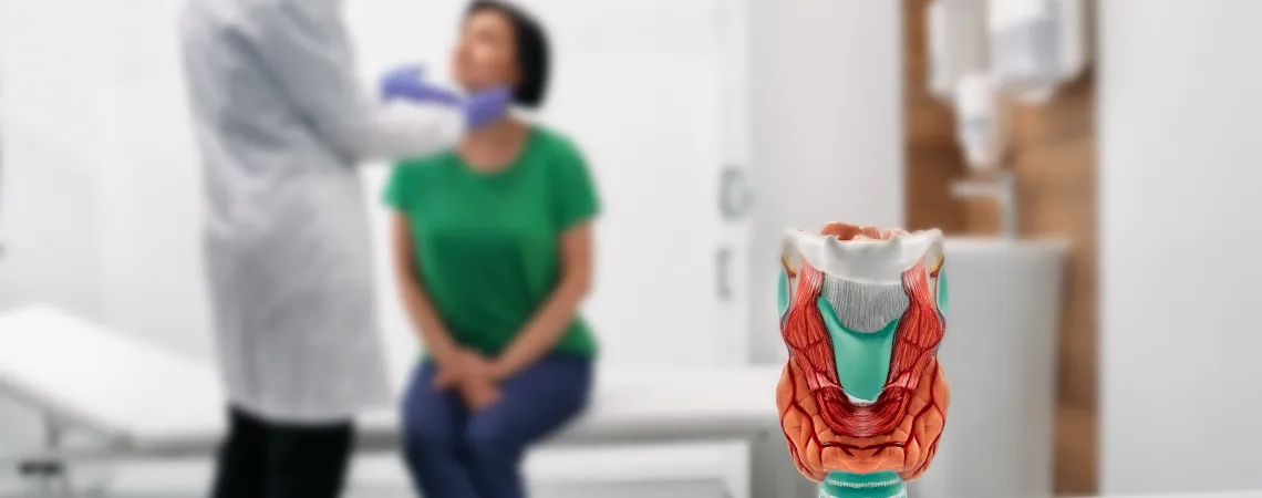 médecin palpe le cou de la femme pour le diagnostic des maladies thyroïdiennes - doctor palpates woman's neck for diagnosis of thyroid disease