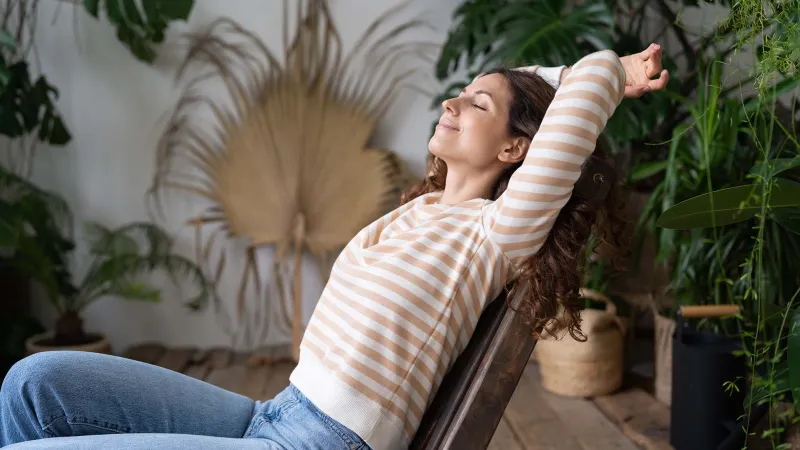 Femme soulagée étendue sur une chaise - Relieved woman laying on a chair