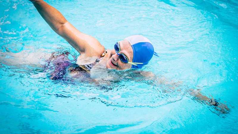 Femme agée nageant dans une piscine - Elderly woman swimming in a pool