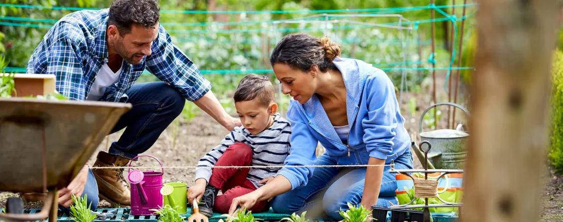 Famille faisant du jardinage - Family gardening