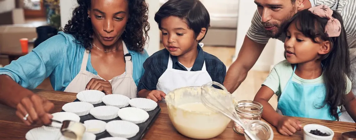 Couple préparant de la pâtisserie - Couple baking