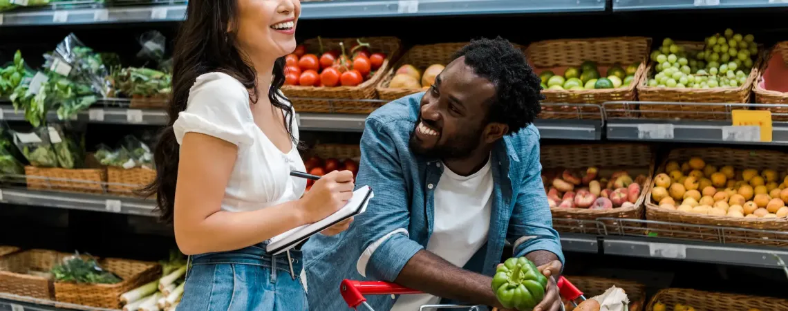Couple at the grocery store - Couple à l'épicerie