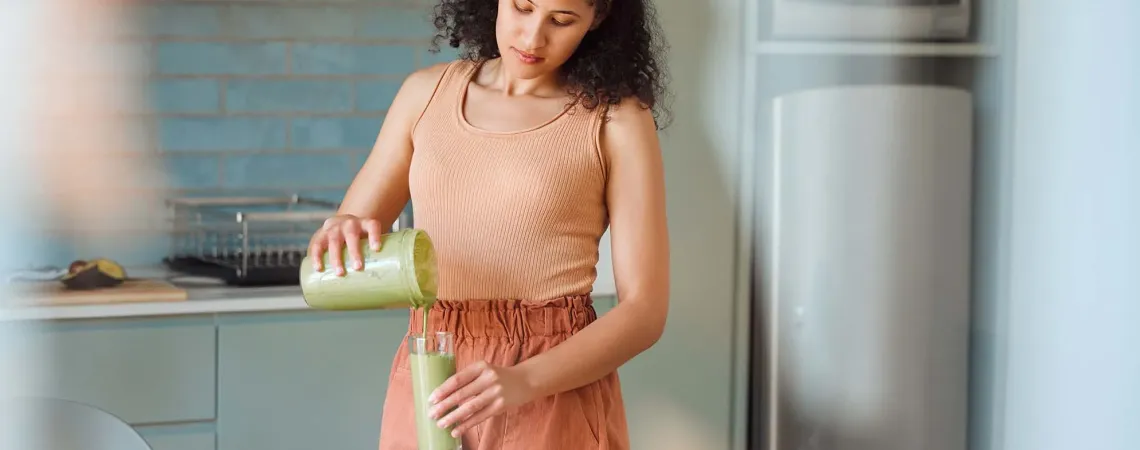 Femme jus vert détox - Woman green detox juice