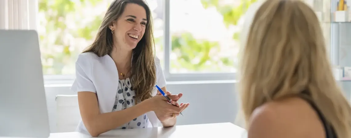 nutritionniste qui discute avec une cliente atteinte du syndrome de l'intestin irritable - ÉquipeNutrition Nutritionist talking with a client with irritable bowel syndrome - TeamNutrition