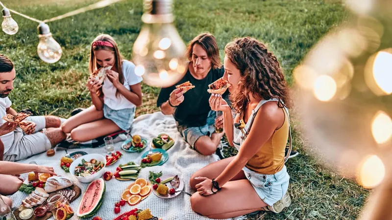 Happy family enjoying outdoor meal - Famille heureuse mangeant à l'extérieur