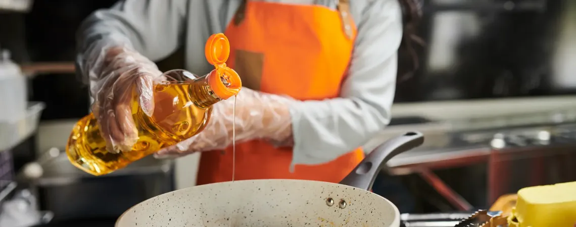 Pouring oil in saucepan - Verser huile dans une poêle