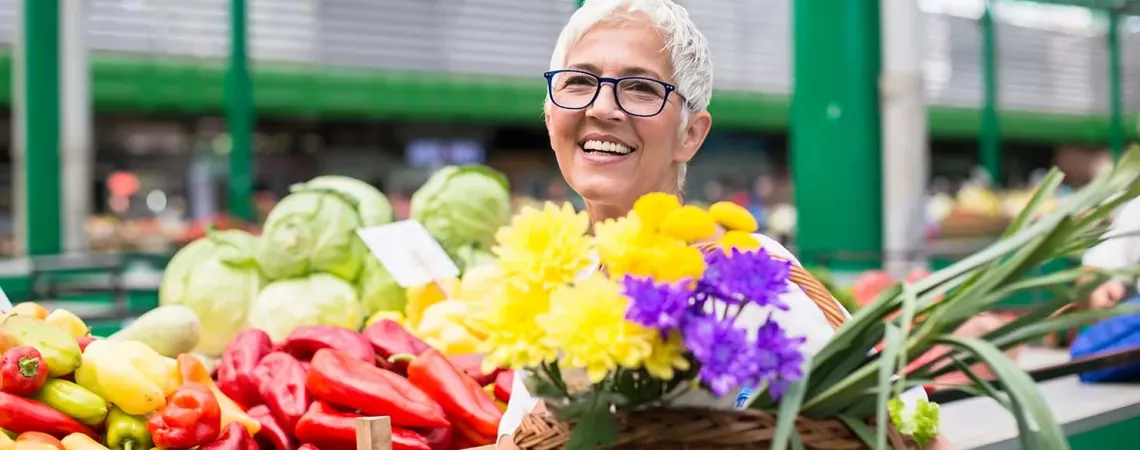 Senior woman at farmers market - femme age d'or au marché fermier