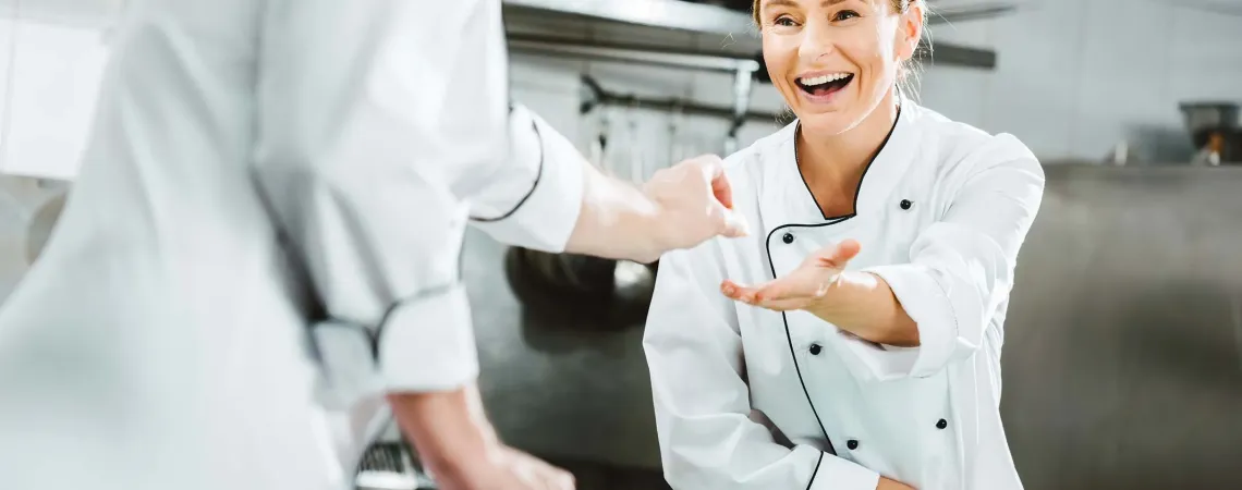 chef qui coupe de la verdure à l'aide d'un couteau aiguisé