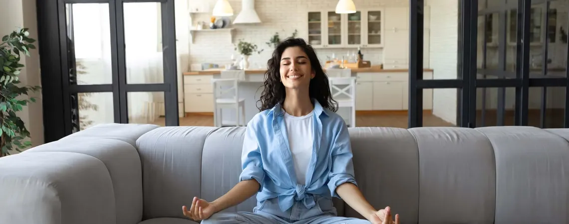 Femme méditant sur son sofa - Woman meditating on couch