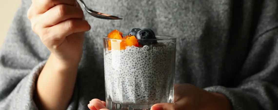 Femme tenant un pouding de chia - Woman holding a chia pudding