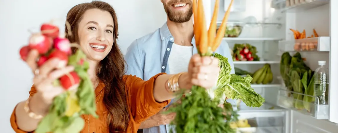 Jeune couple avec légumes - Young couple with vegetables