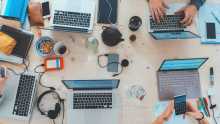 Ordinateurs et portables sur un bureau avec café