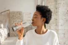 Femme buvant de l'eau - Woman drinking water