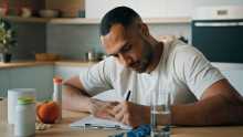 Homme nutritionniste diététiste - Male registered dietitian nutritionist