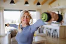 Femme faisant exercice avec dumbel