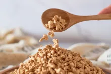Cuillère en bois versant des protéines végétales texturées séchées - Wooden spoon pouring dried textured vegetable protein