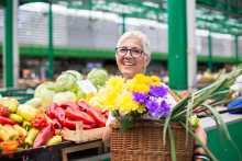 Senior woman at farmers market - femme age d'or au marché fermier