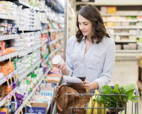 Femme regardant la valeur nutritive d'un produit - Woman looking at nutrition facts