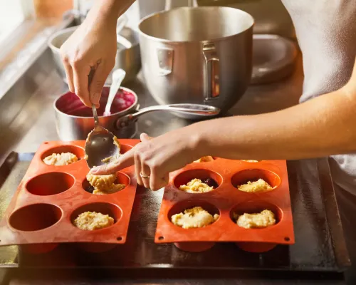 moment de préparation de muffins maison