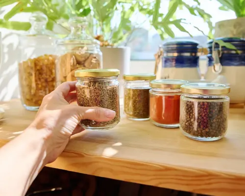 Plusieurs pots d'épices - Many pots of various spices