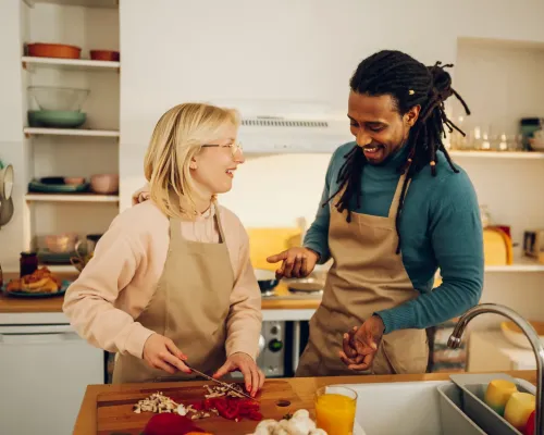homme et femme qui cuisinent Atteignez un poids santé et durable avec une diététiste à Joliette