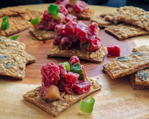 Crackers with beet and ricotta preparation