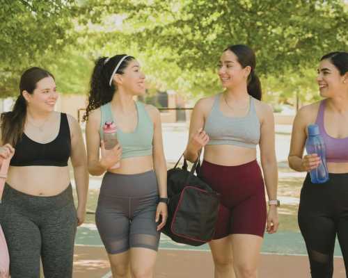 Femmes de différents corps en habit de sport - Women different body types in sport outfit