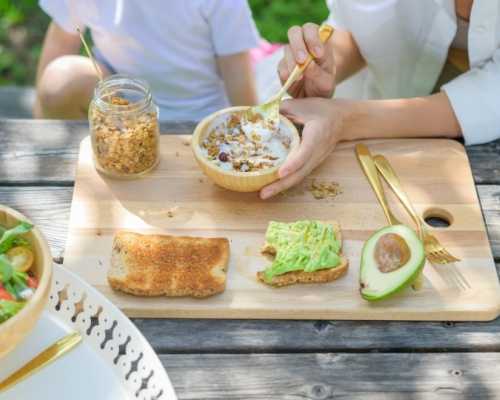 Nutritionist Dietician in Toronto preparing a healthy meal for a kid